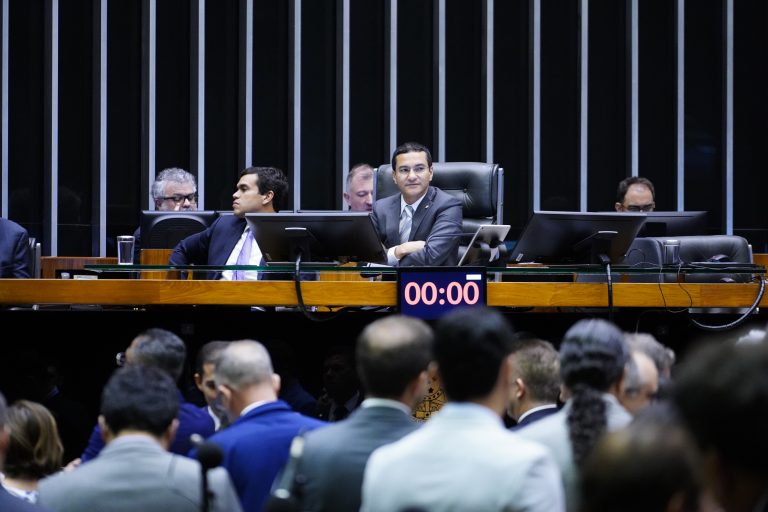 Câmara aprova urgência para projeto que institui julho como mês da saúde bucal