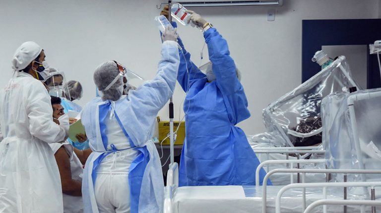 Saúde - coronavírus - Covid-19 pandemia equipes UTIs internação pacientes tratamento enfermeiros enfermagem médicos infectados prevenção contágio contaminação (Hospital de campanha em Manaus-AM)