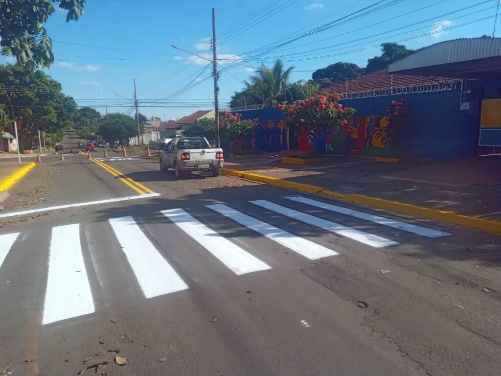 Prefeitura avança com serviços de sinalização nos bairros nesta semana