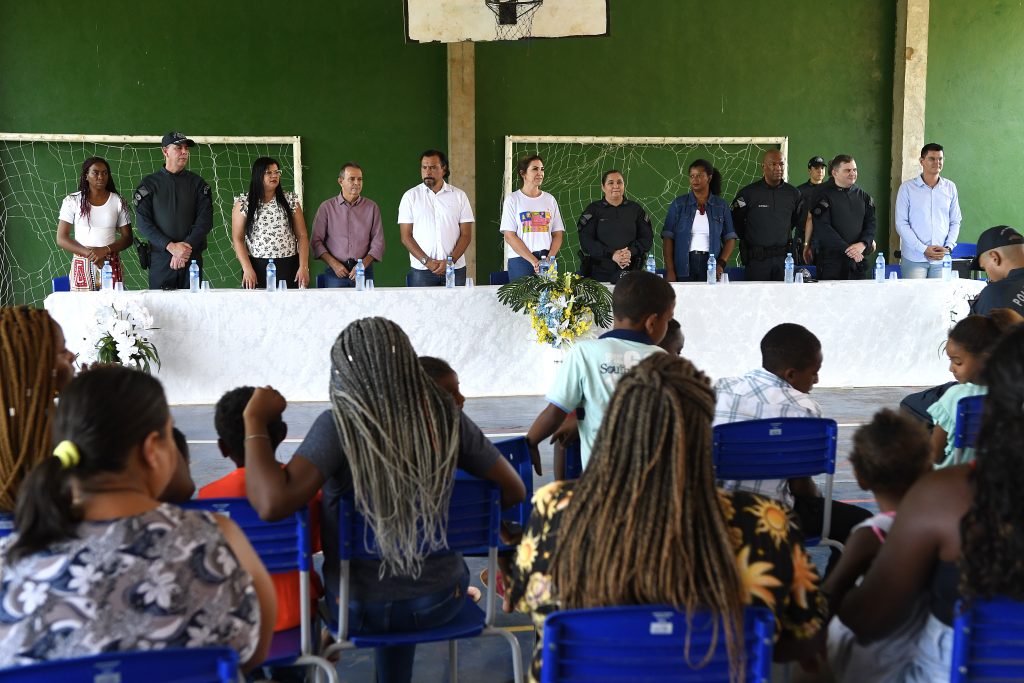 Crianças da Furnas do Dionísio recebem brinquedos da campanha ‘Caixa Encantada’