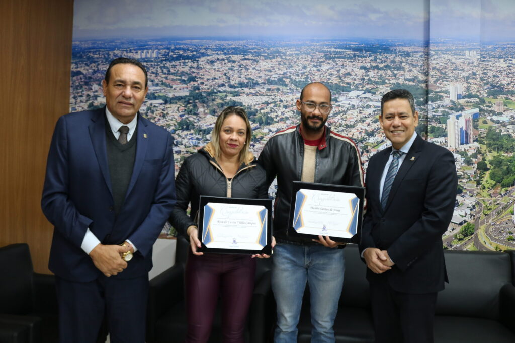 Presidente Carlão entrega Moção de Congratulações a professores em reconhecimento ao trabalho docente