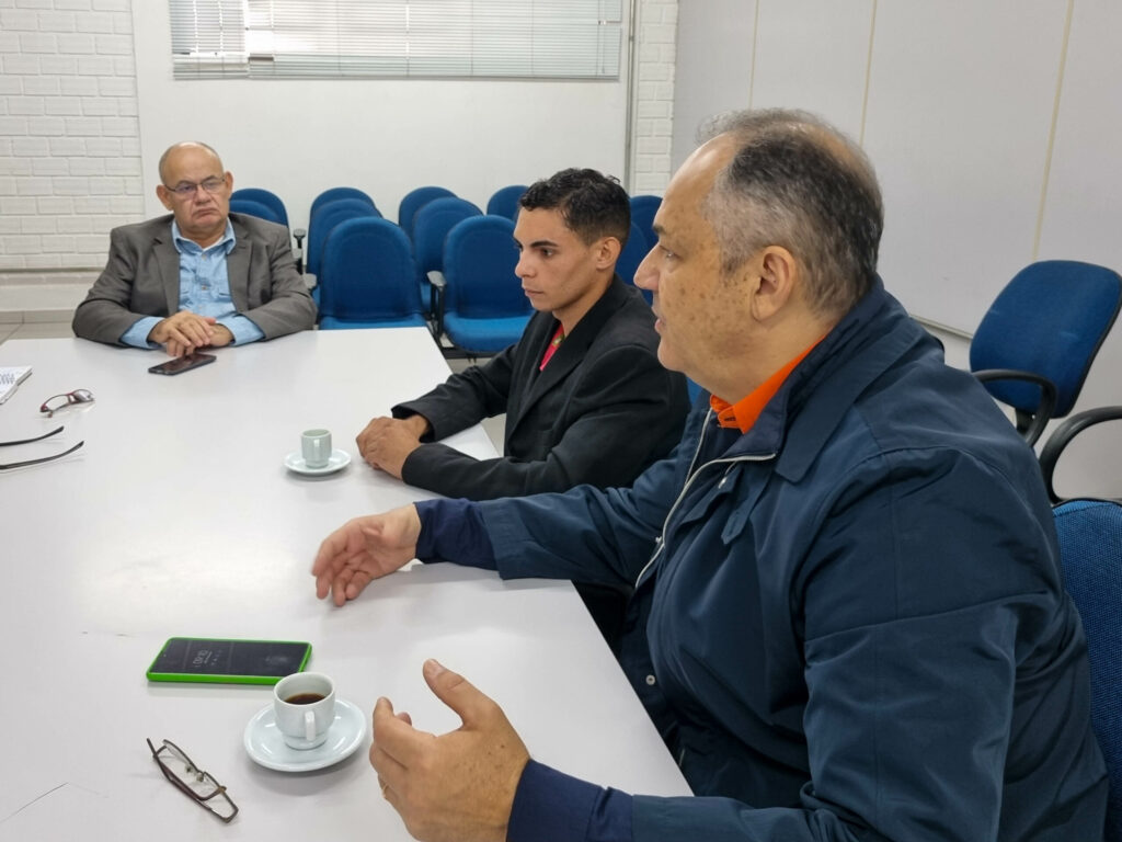 Vereador Professor André Luis leva demandas do transporte público à Agência Municipal de Transporte e Trânsito